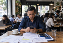 Persona revisando desde su computadora si una página web de préstamos en línea es segura en México